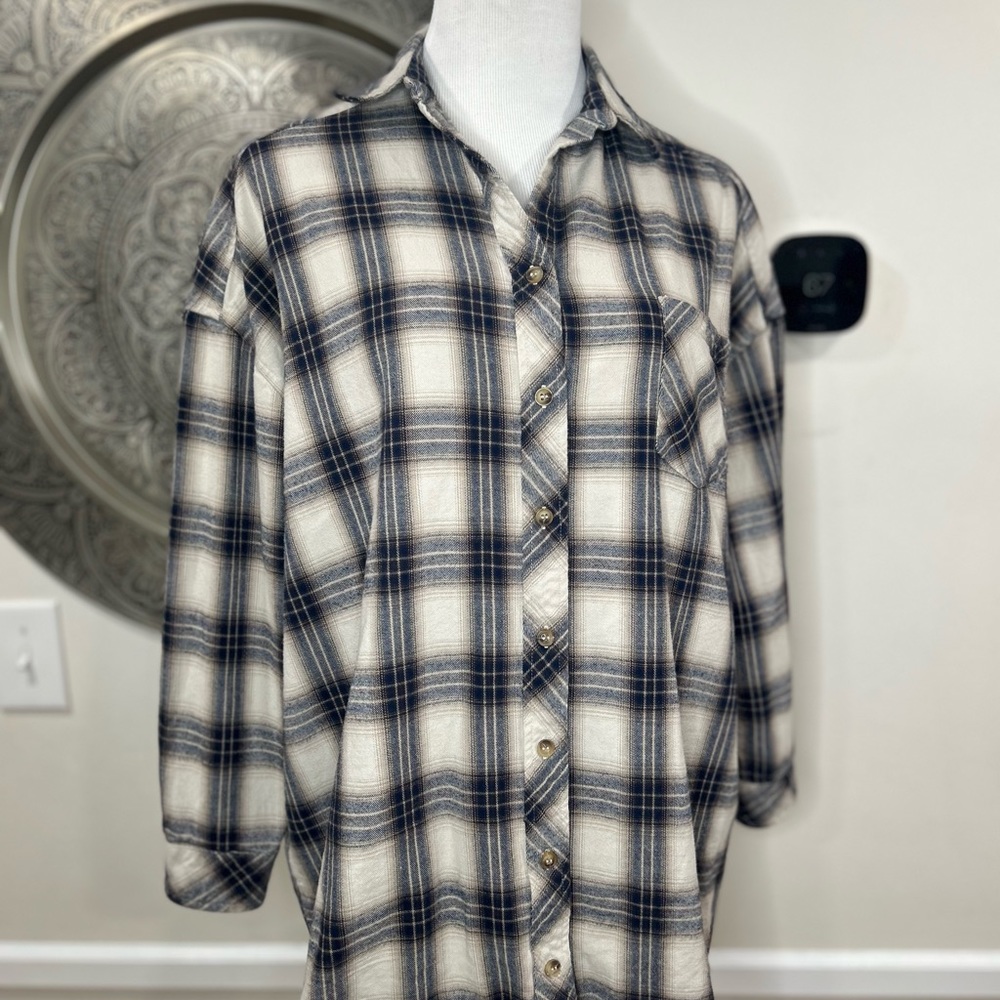 Lovers and Friends Blue and Ivory Plaid Flannel Size : Small - Picture 9 of 10